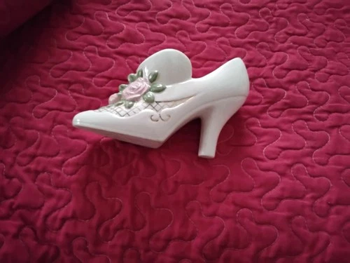 ONE VINTAGE CERAMIC GLASS DECORATIVE SLIPPER SHOE FIGURINE,FENTON ART GLASS...