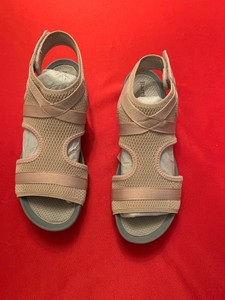 baretraps soozie rebound technology sandals