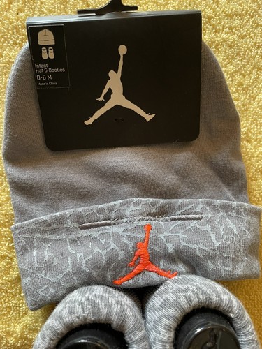 2017 Nike Air Jordan Infant 0-6 Months Hat & Bootie Set Grey/Orange - Picture 3 of 5