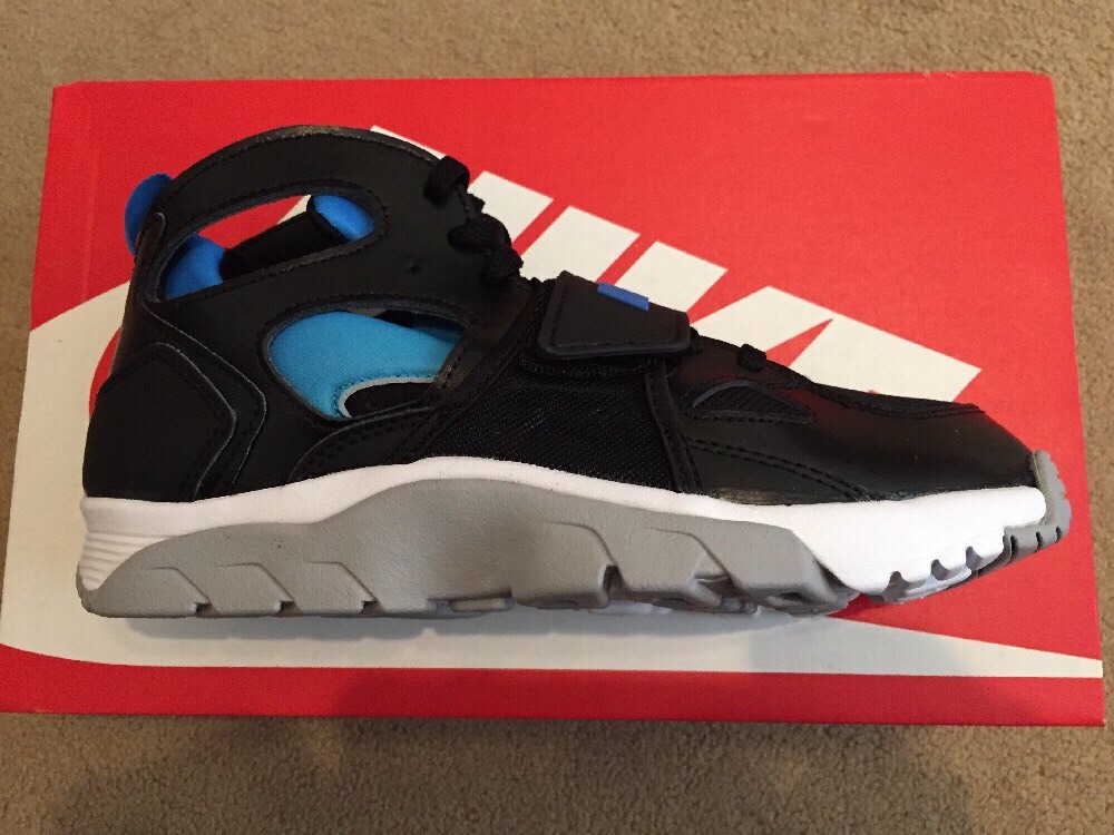 black huaraches junior size 5