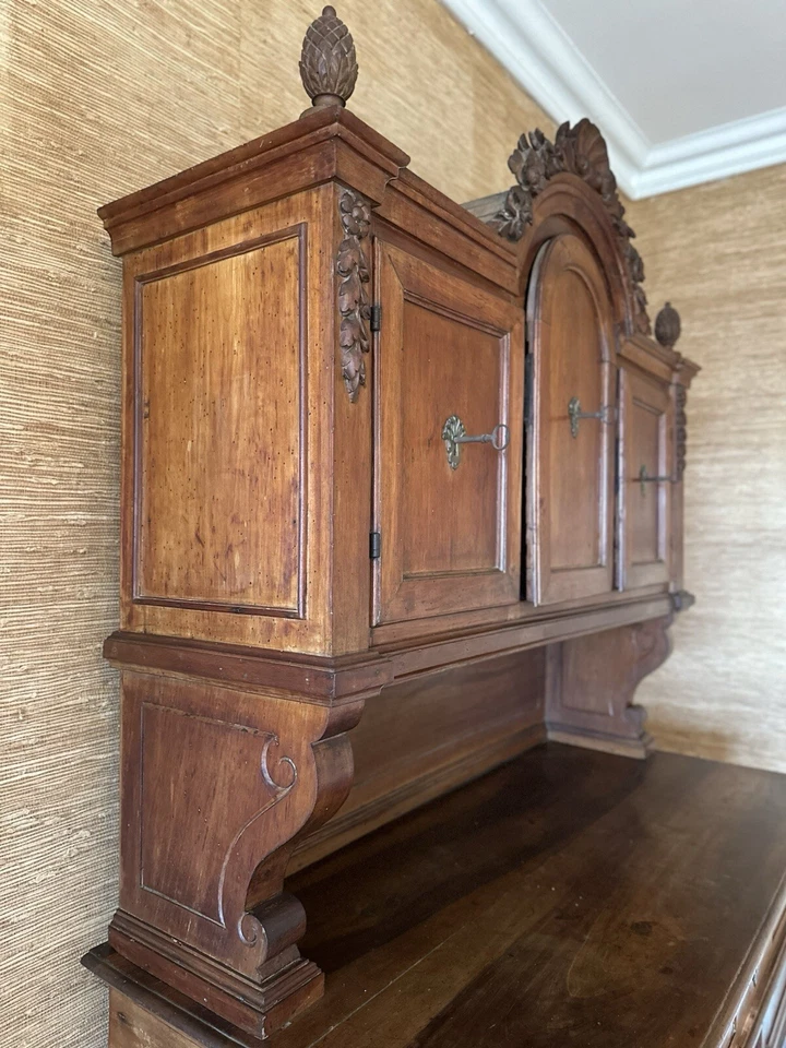 Antiguo gabinete de madera de principios del siglo XIX con increíble detalle tallado a mano Foto 2 de 4