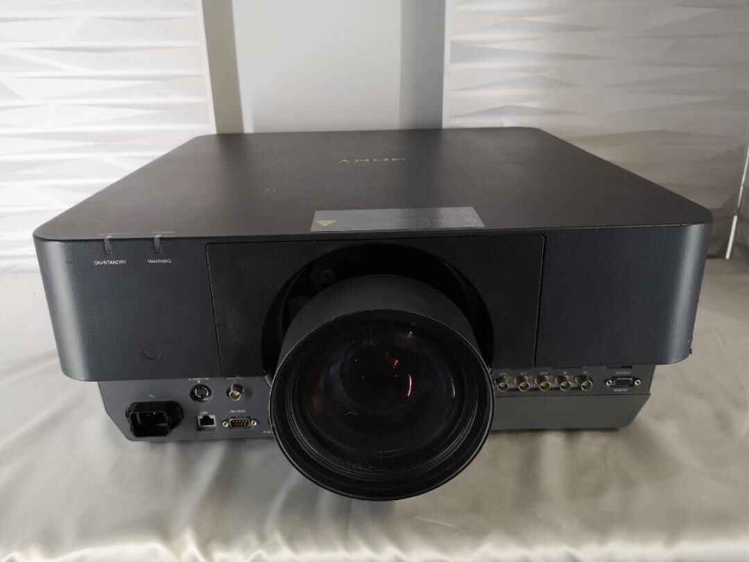 SONY HDMI-compatible commercial projector VPL-FHZ700L with SONY HDMI-compatible commercial projector VPL-FHZ700L with