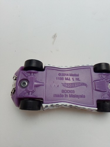 1/64 Scale BDD03 - Queen - Hot Wheels Car White Purple - Picture 8 of 9