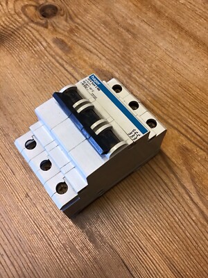 Hager 3 Phasen MCB B32 400V NC325 463 325