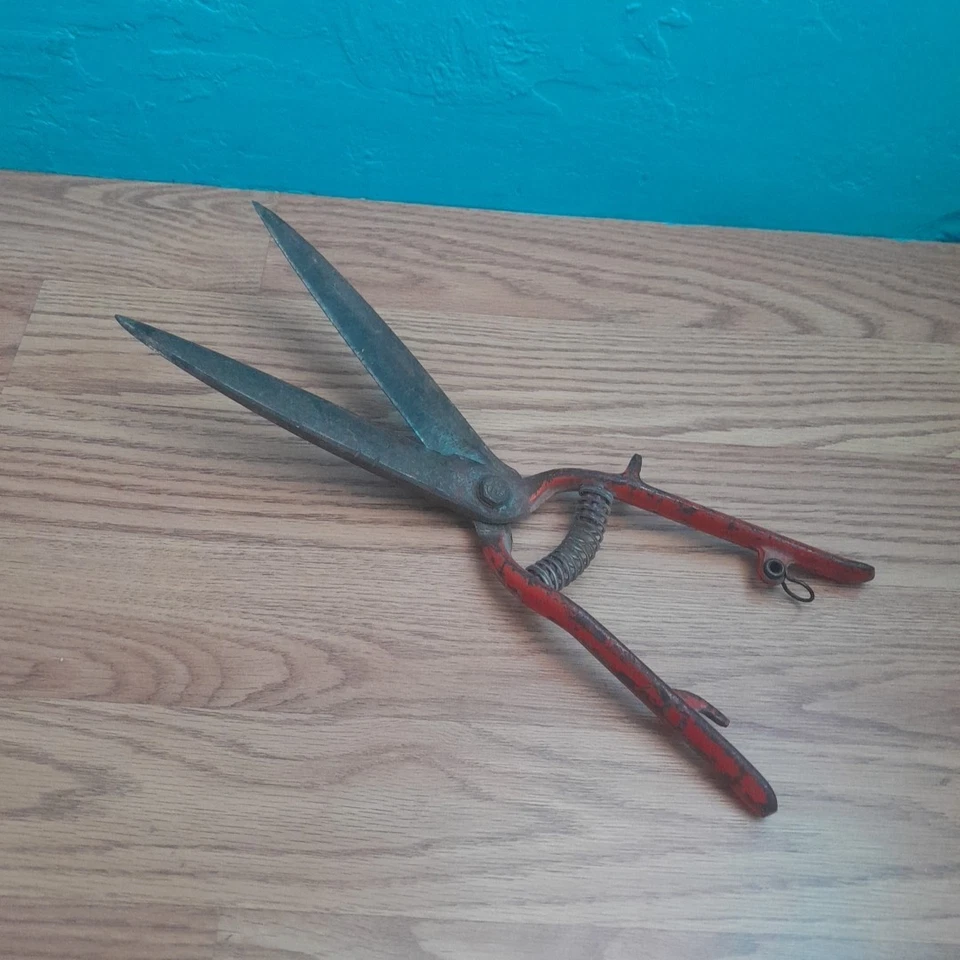 Vintage WISS No. 5600 Forged Steel Garden Grass Shears Red Handles  - Image 2 of 4