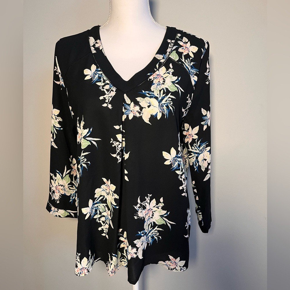 41 Hawthorn Black Floral V-Neck Blouse