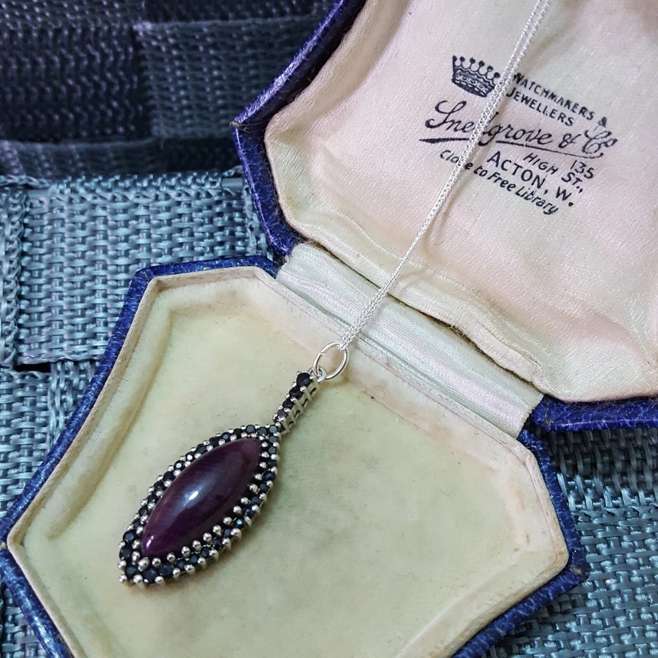 Collar Bernhard Conradt de plata de ley 925, rubí natural y zafiros negros Foto 4 de 4