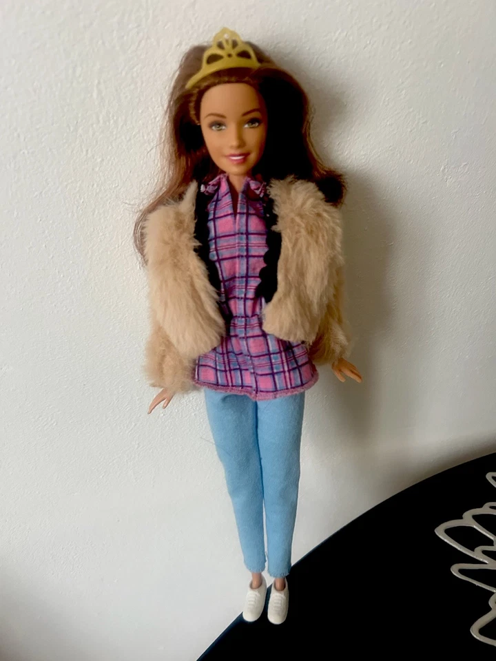 Barbie Mattel Fashion Fever Teresa Winter Outfit with Fur Jacket Jeans 2000s Excellent! - Image 2 of 4