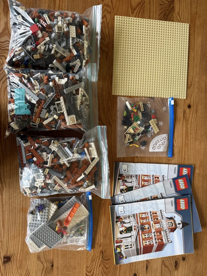 LEGO Modular Buildings 10224 Town Hall, Foto 2 von 5
