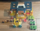 Vtg Fisher Price Lot Little People Little Mart 3 Vehicles Stagecoach 7 People