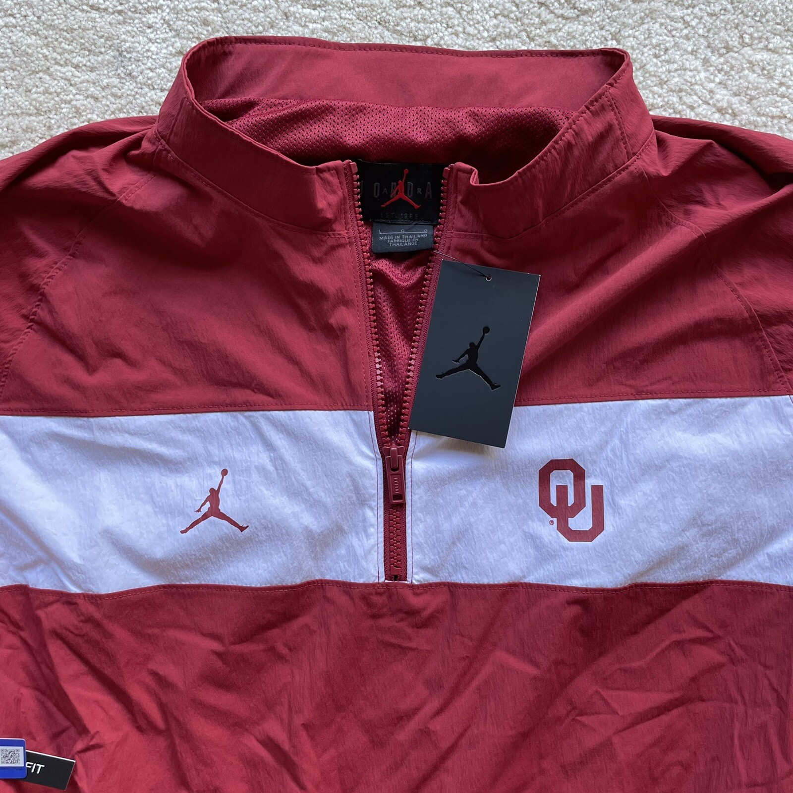 SACAI X NIKE [L] NIKE AIR JORDAN OU OKLAHOMA SOONERS 1 4 giacca a vento zip pista cremisi