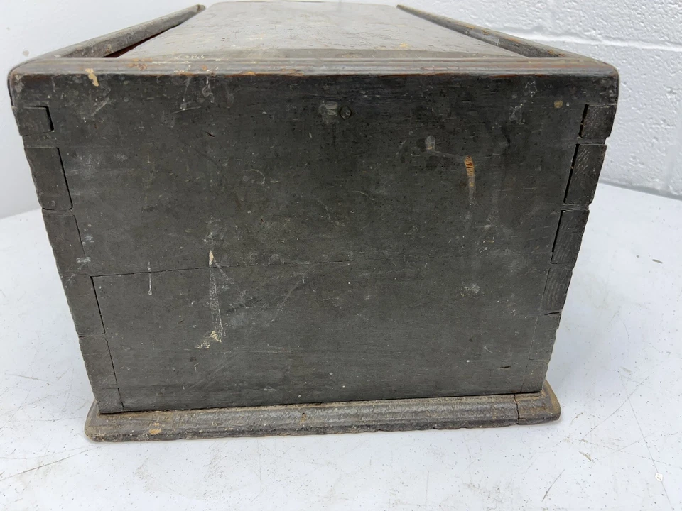 Antigua caja de velas con tapa deslizable primitiva de madera blanda encajada biblia pintura original Foto 2 de 4