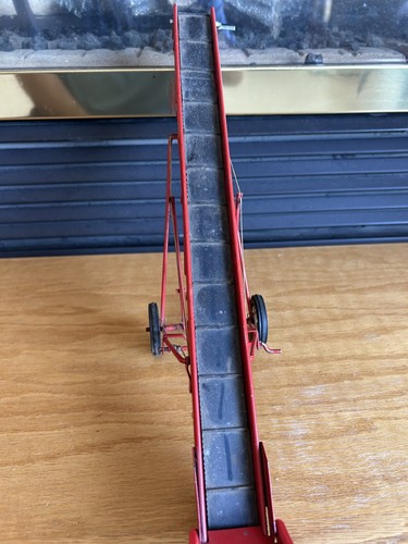 1/16 Tru-Scale Hay Elevator Red - Picture 3 of 8