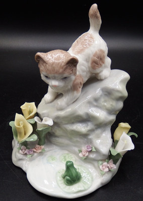Porcelain Cat on Hill with Flowers and frog 2001YH VGC!!