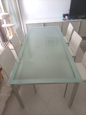 Tavolo in vetro e acciaio