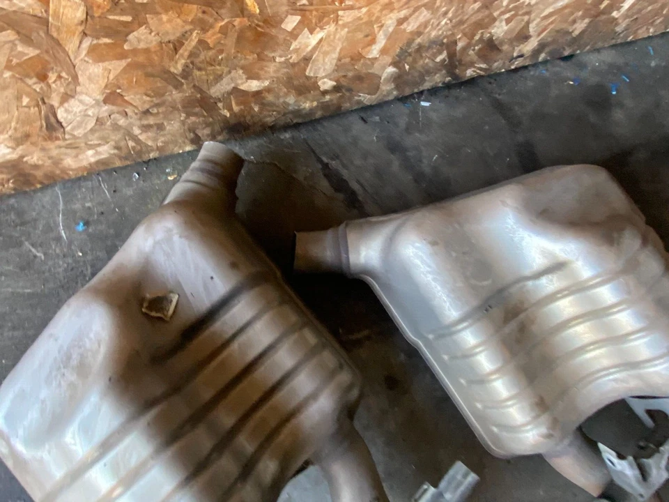 SILENCIADOR ESCAPE TRASERO IZQUIERDO Y DERECHO MERCEDES BENZ C300 C250 E300 E200 OEM Foto 4 de 4