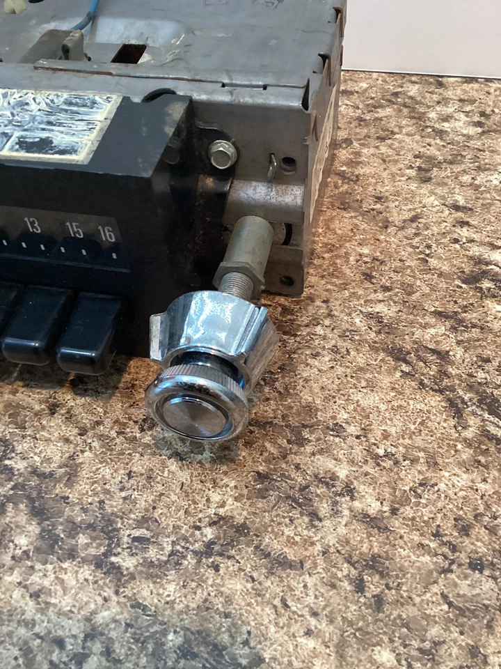 Radio OEM 1973-79 Ford Bronco serie F camiones Aeronutronic D8TF-18806 enciende Foto 3 de 4