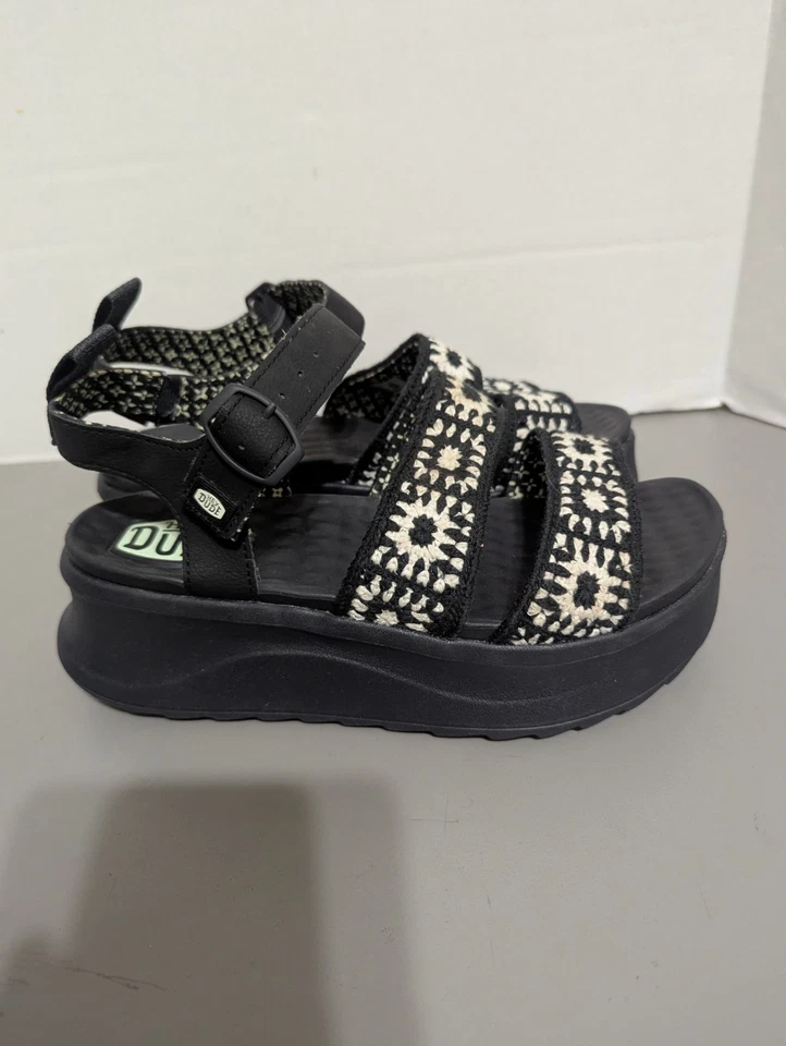 Sandalias de plataforma Hey Dude Delray para mujer talla 7W, blancas y negras. Foto 2 de 4