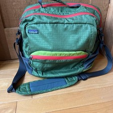 Borsa a tracolla Patagonia Messenger verde con cerniera rossa