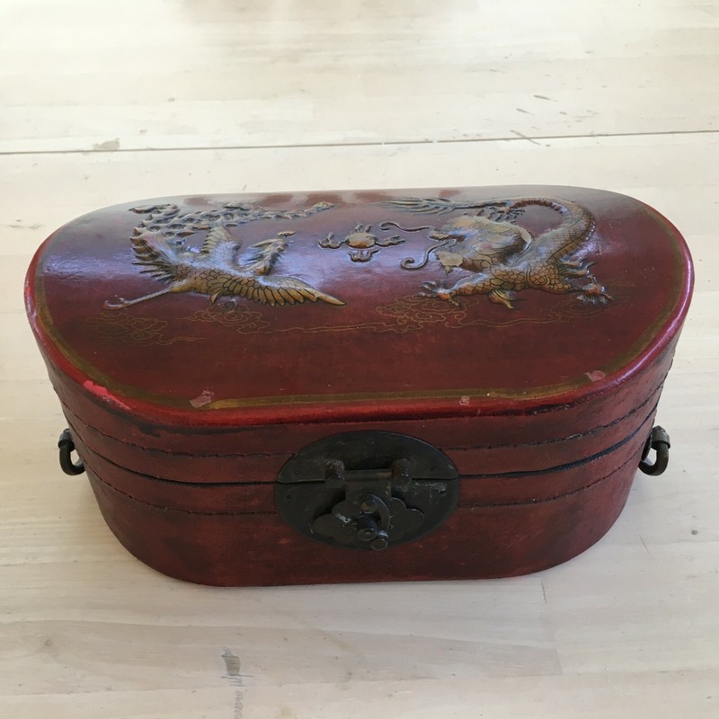 VINTAGE CHINESE CARVED JEWELRY BOX WITH CARVED DRAGONS ON LID