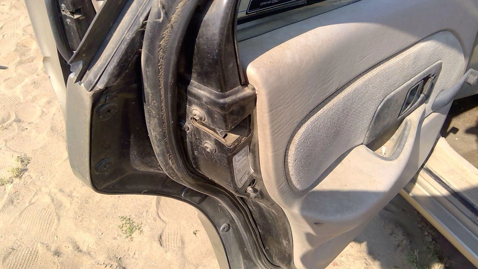 Pestillo de puerta trasera izquierda Saturn Sw2 1993 conductor con varillas/cables trasero OEM Foto 3 de 4