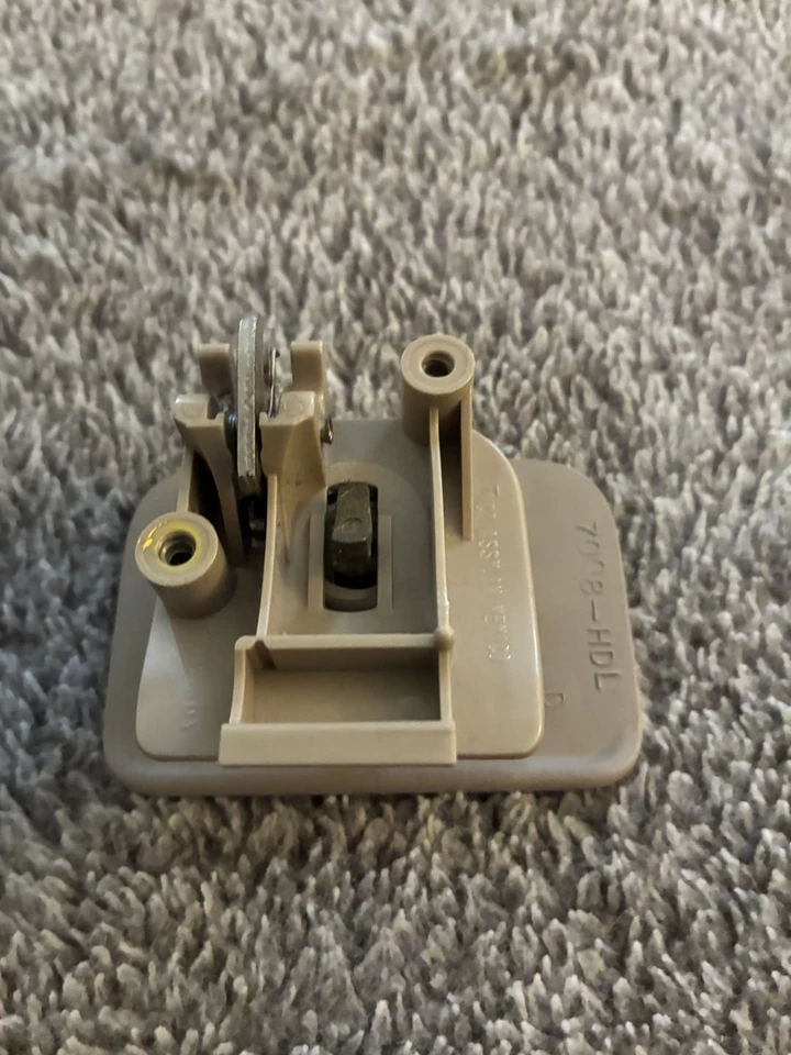 Cadillac CTS SRX XLR STS caixa de luvas trava alça trava 20864473 fabricante de equipamento original marfim - Imagem 2 de 4