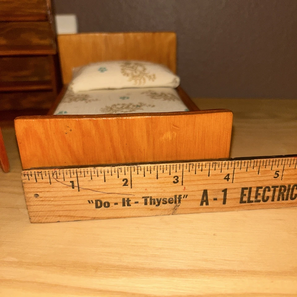 Lote mixto de muebles para casa de muñecas 14 mecedoras de madera TV cama fregadero mesa sillas + Foto 4 de 4