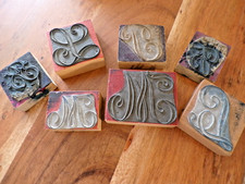 Ancien lot 7 gros  tampons lettres pour broderies