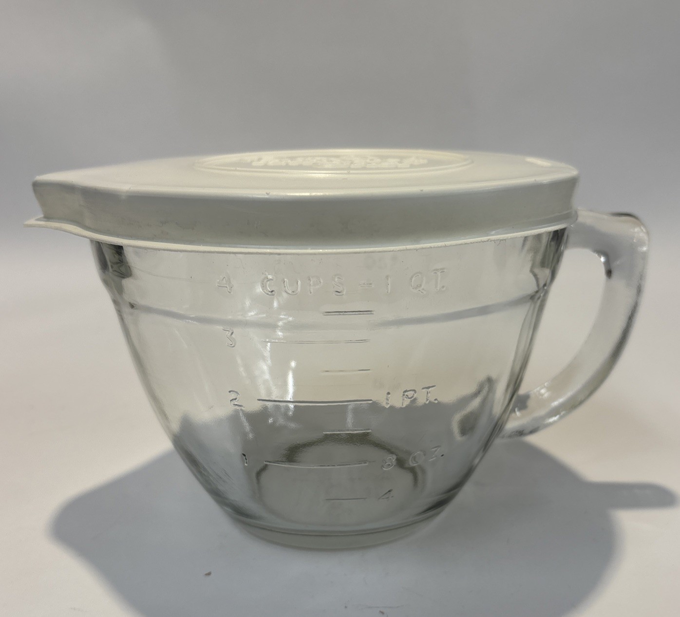 Pampered Chef 4-Cup Glass Batter Bowl with Lid for Mixing and Measuring