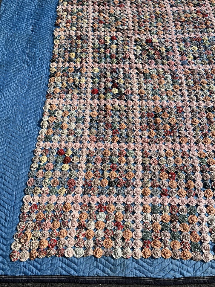 "Antiguo edredón Yo Yo años 30 telas de tela 100"" X 74"" patrón multicolor" Foto 4 de 4