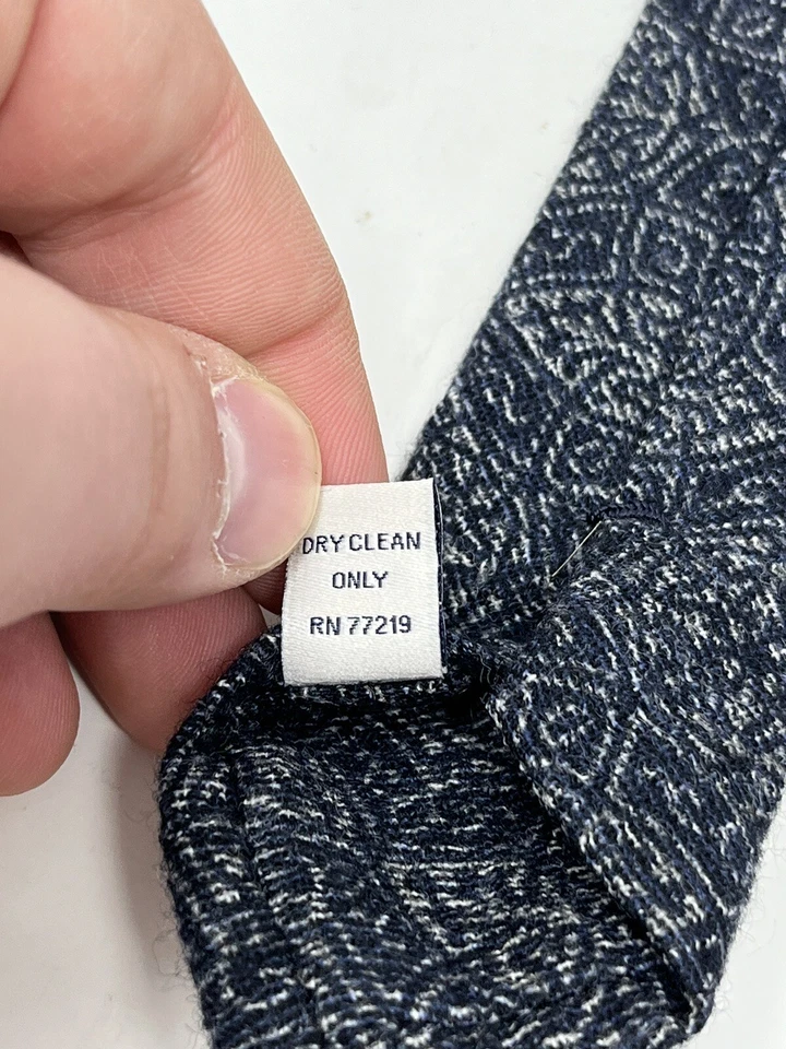 Corbata Joseph Abboud 100 % lana hecha en Italia usada negra blanca 59” X 2,75” GHV1. Foto 3 de 4