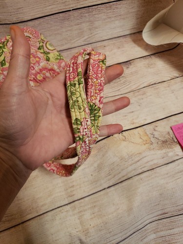 BOLSO DE MANO VERA BRADLEY PÉTALO ROSA BETSY VERDE AMARILLO - Imagen 5 de 7