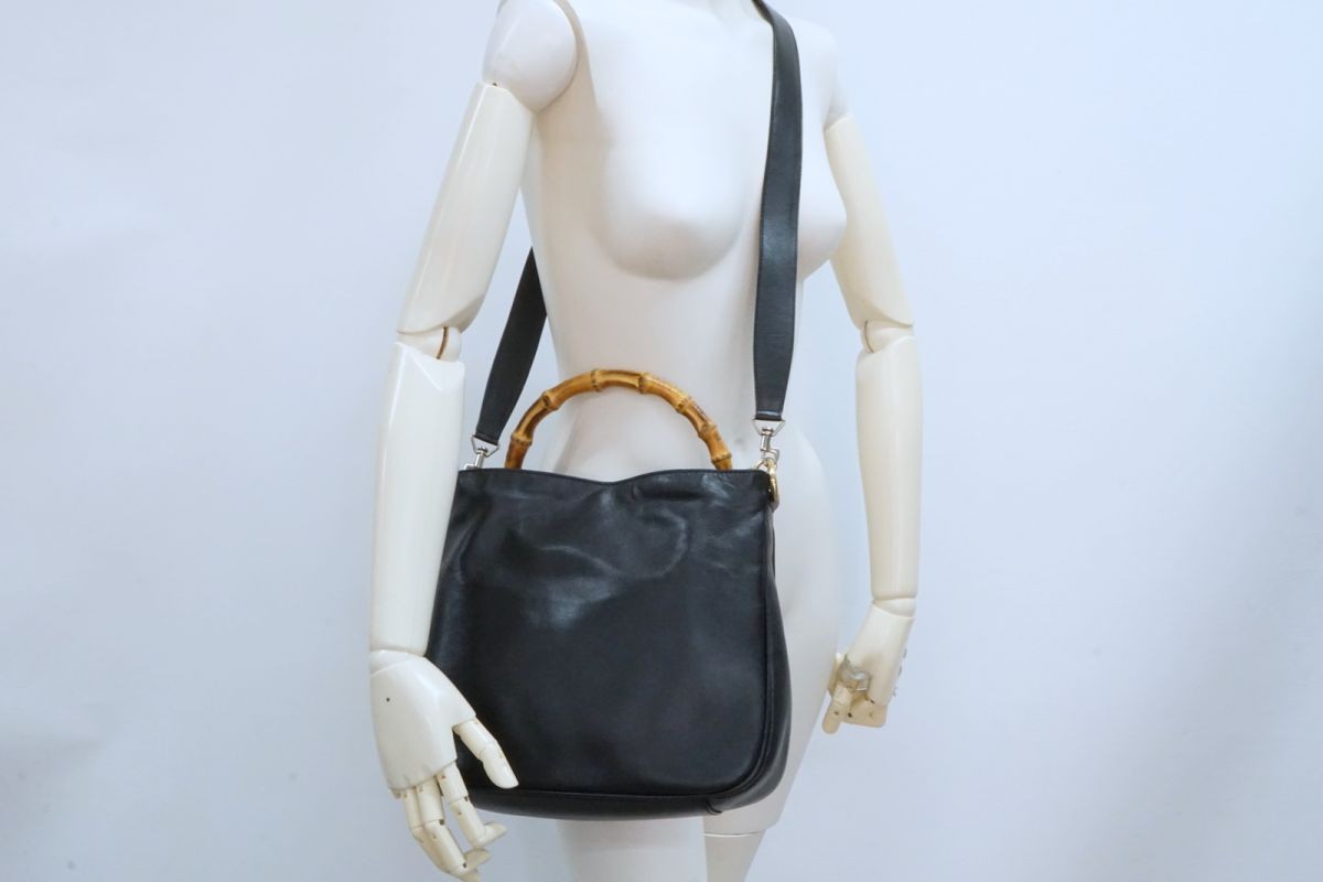 Minimal 2-Way Shoulder Handbag with Bamboo Handle Black Leather - Vintage GUCCI thumbnail 2