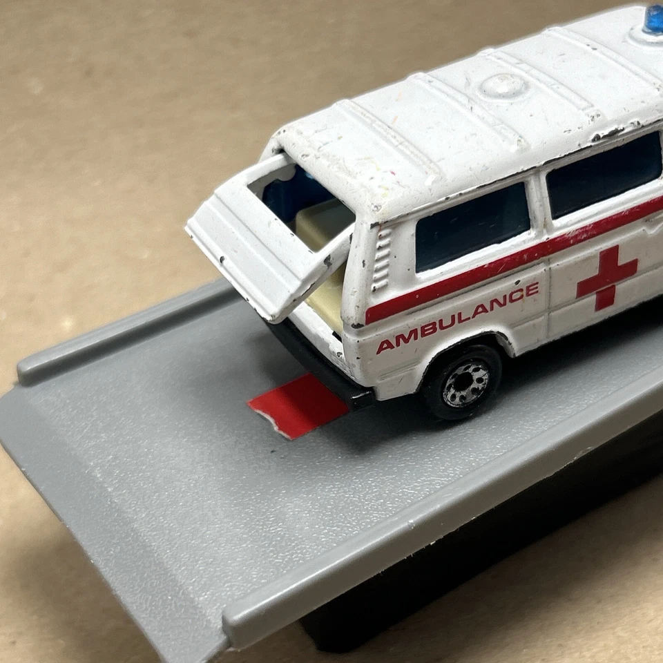 Ambulancia Matchbox Superfast 20 Volkswagen Transporter 1987 hecha en China SUELTA Foto 4 de 4