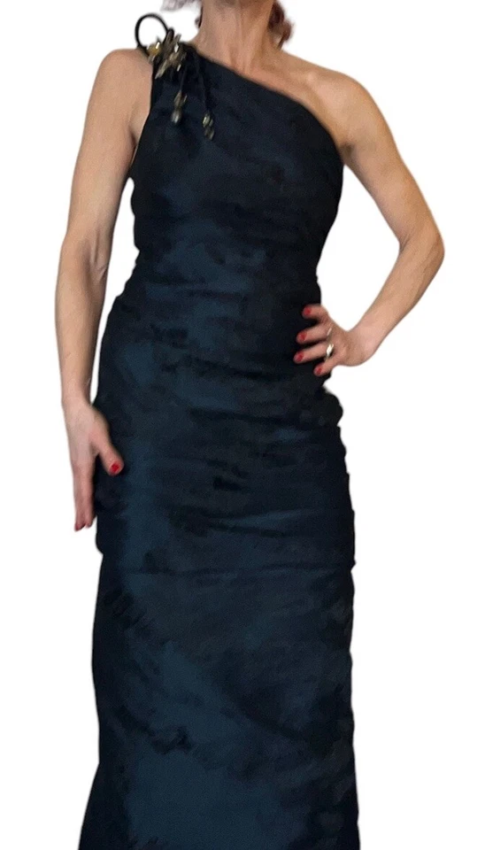 J MENDEL PARIS ТЕМНО-СИНИЙ РЮШ ОДНО ПЛЕЧО УКРАШЕННЫЙ ДРАГОЦЕННЫМИ КАМНЯМИ ПЛАТЬЕ ДЛИНОЙ ШЕВЕЛИТЬСЯ ПЛАТЬЕ 2/4 - Изображение 4 из 4