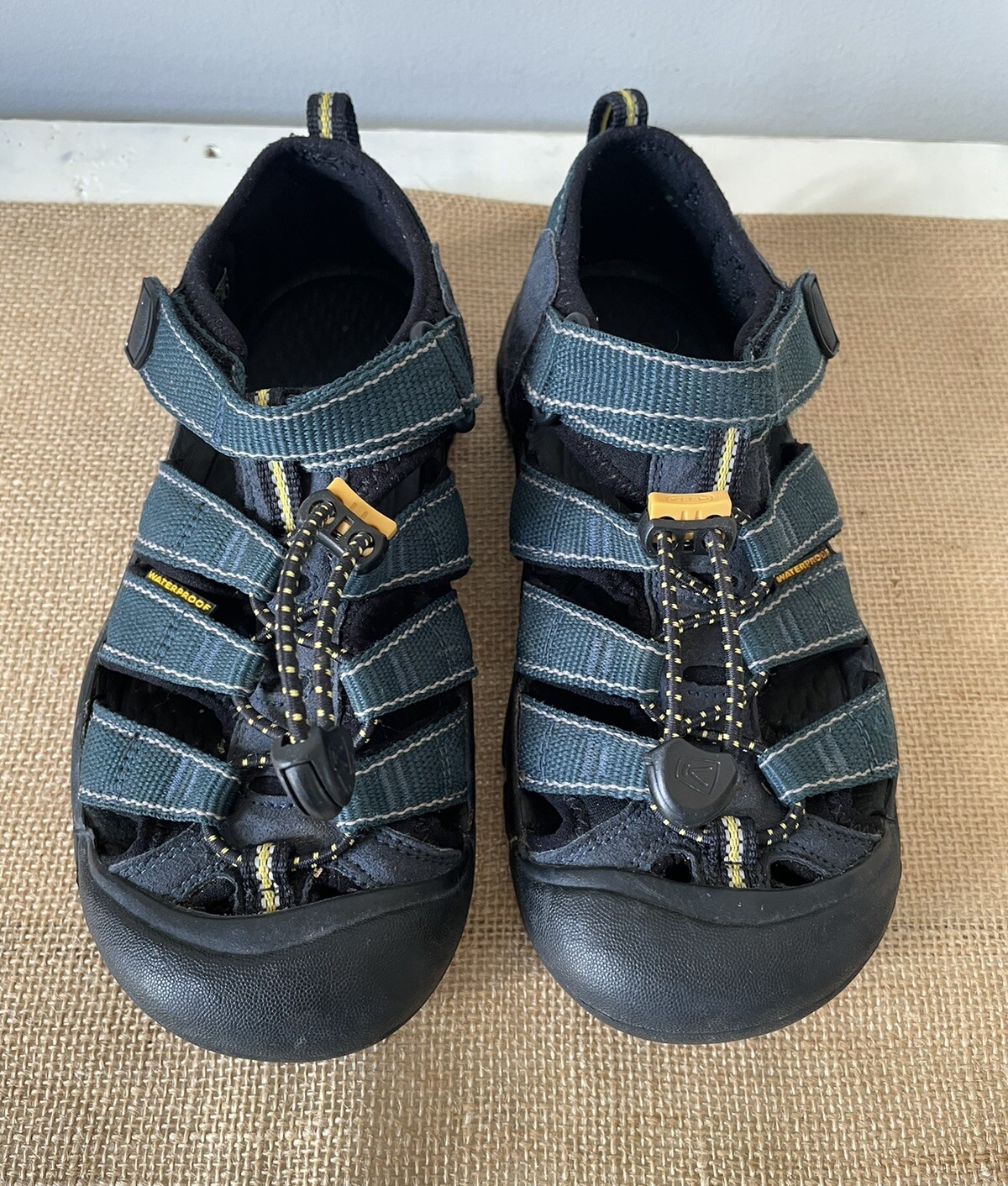 Sandali impermeabili Keen bambini taglia 2 acqua e blu escursionismo scarpe da acqua sportive in perfette condizioni