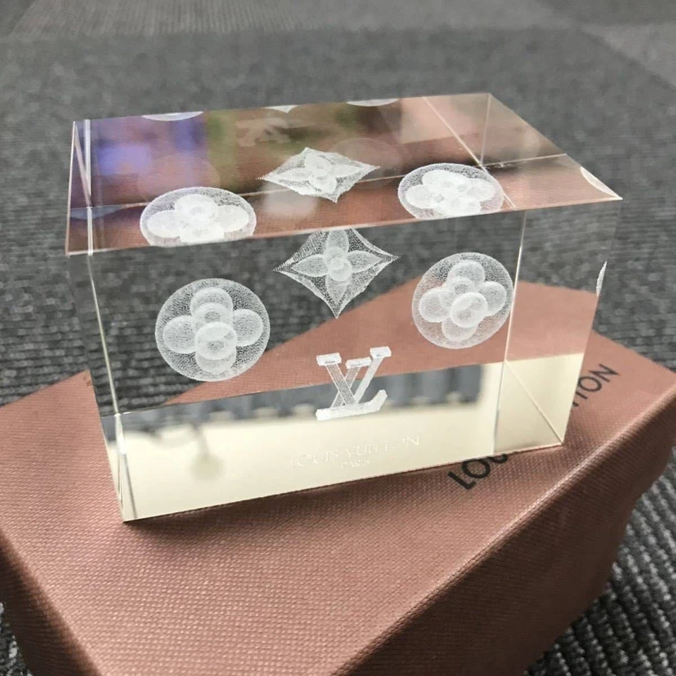 Pisapapeles LOUIS VUITTON monograma cristal edición limitada con caja Foto 3 de 4