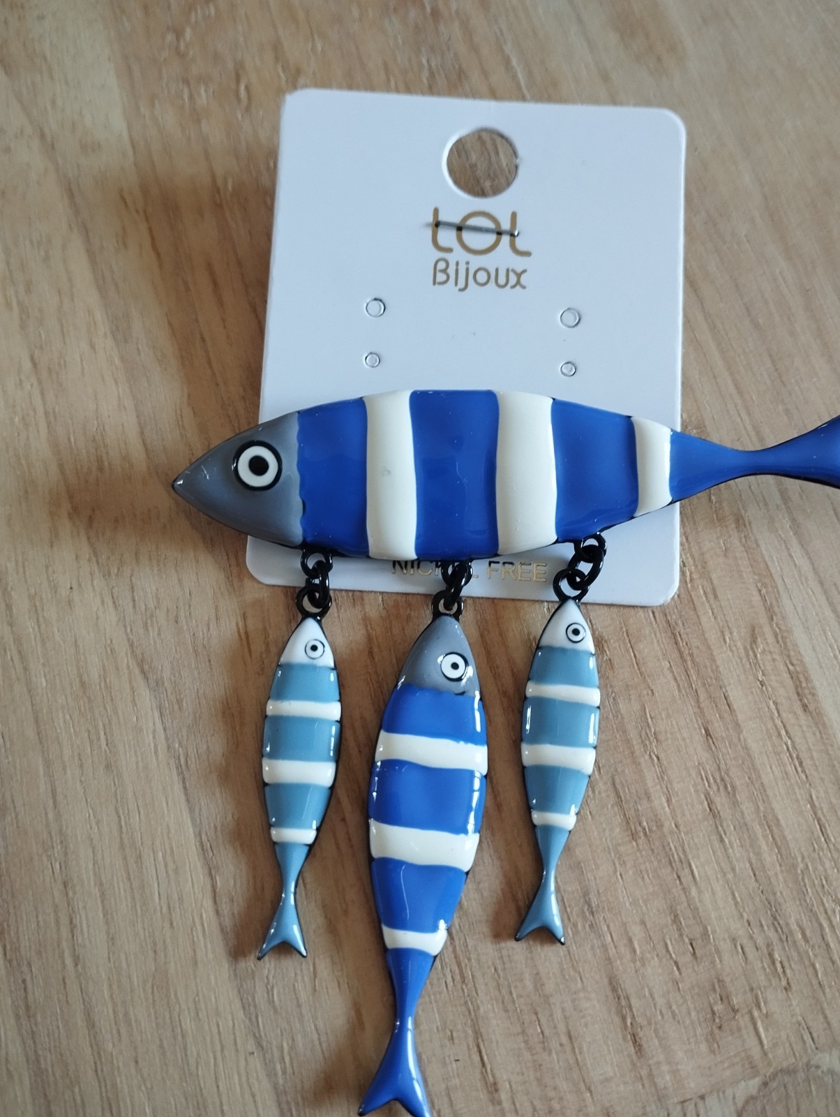 Broche SARDINE LOL BIJOUX le bijou marin idéal sur une veste en jean