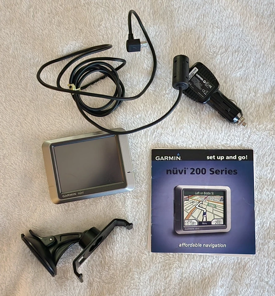 Garmin Nuvi 200  3.0” Touchscreen GPS Navigation bundle, charger and case - Image 3 of 4