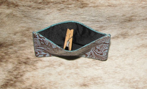 Myra Bags #8498 Identificación de 4"x3", Portatarjetas ~ Bloqueo RFID ~ Cuero en relieve ~ Tinte azul ~ - Imagen 3 de 3