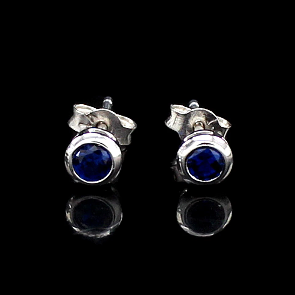 Aretes solitarios de zafiro azul simulado de corte redondo de 1/4 quilate de oro blanco de 14 k Foto 2 de 4