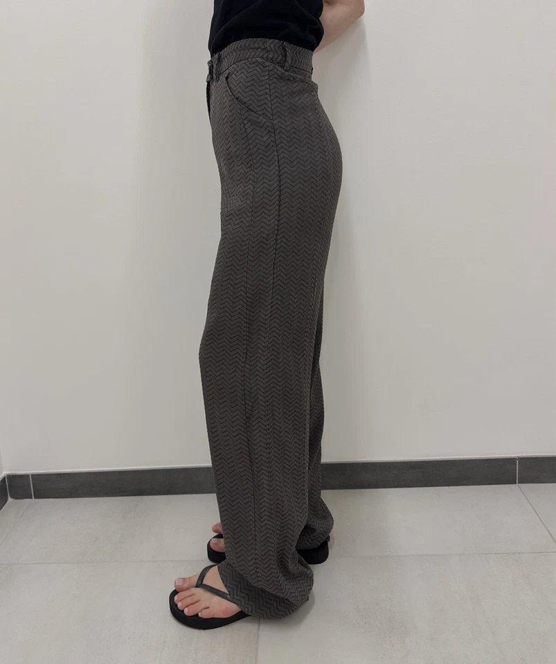 Calça Giorgio Armani feminina textura cintura alta viscose seda tamanho 40 - Imagem 2 de 4