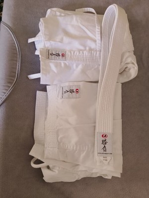 karate Gii Set. Gr 140 + Gürtel und Anzug