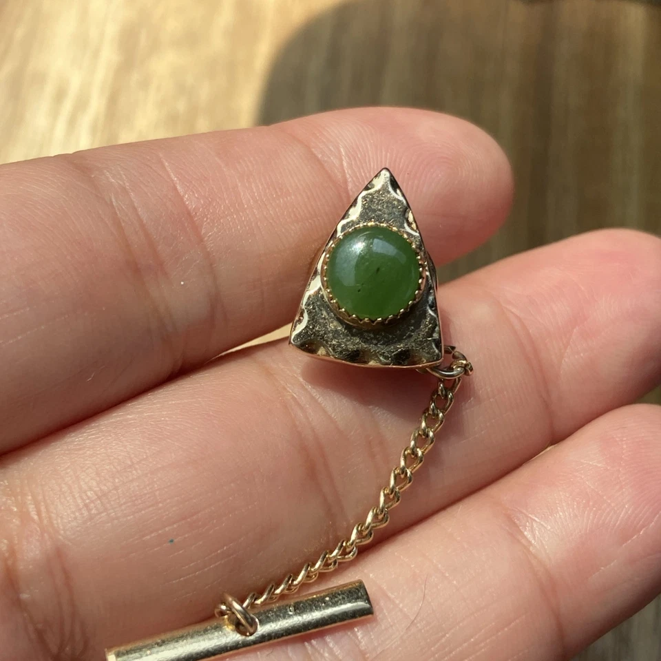 Cierre de tachuela vintage de piedra de jade verde y tono dorado Foto 2 de 4
