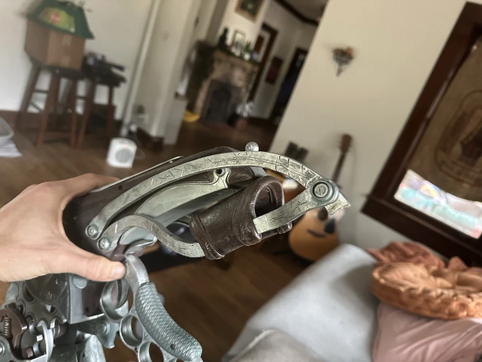 Réplica Bioshock Infinite Skyhook (falta pieza) Foto 3 de 4