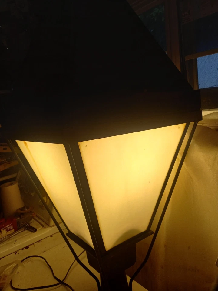 ¿Cobre Welsbach vintage? Lentes de plástico para lámpara de poste de calle Foto 2 de 4