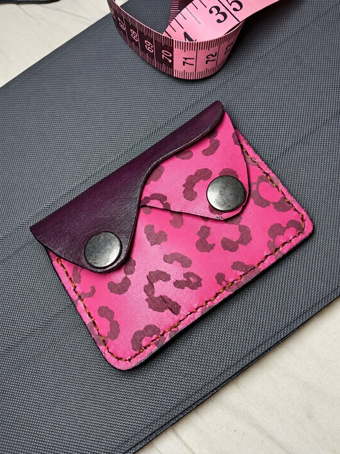 Cartera monedero de cuero artesanal | fucsia y morado | Compacta | Unisex