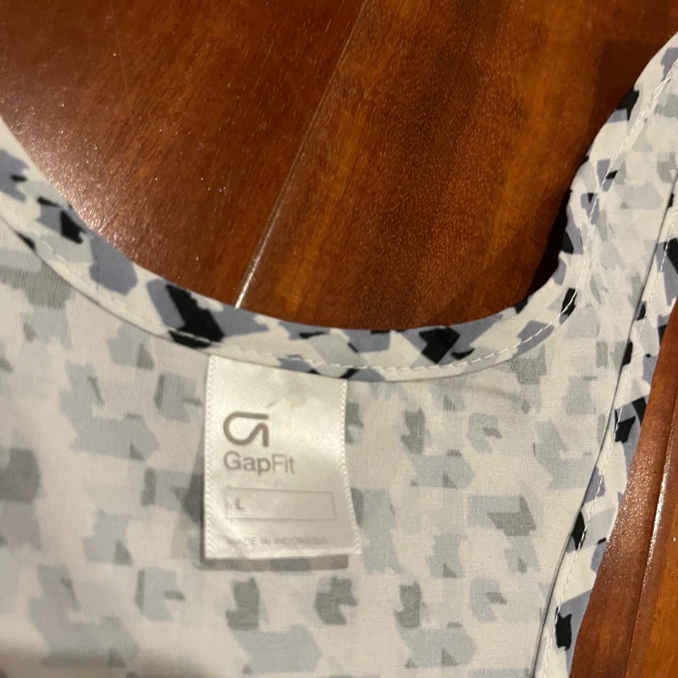 Camiseta sin mangas GAP Fit gris estampada sin mangas espalda deportiva estilo atlético talla grande Foto 2 de 4