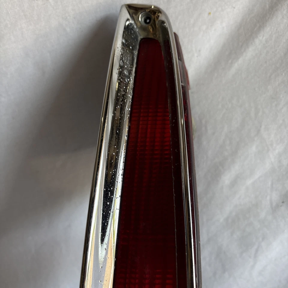 Luz trasera paso derecho Cadillac Deville 1994 a 1999 Foto 4 de 4