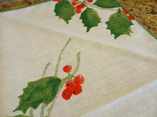 2 Vera Neumann Napkins Wht w/Red Holly Berries-Green Leaves 16"x16" Cot or Blend - Bild 12 von 15